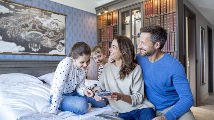 Familie im Zimmer des Hotels Kronassar